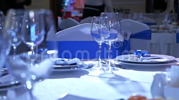 带眼镜的餐桌为客人准备婚礼白桌视频的预览图