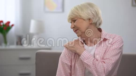 老年女性疼痛肩关节疾病关节炎视频的预览图