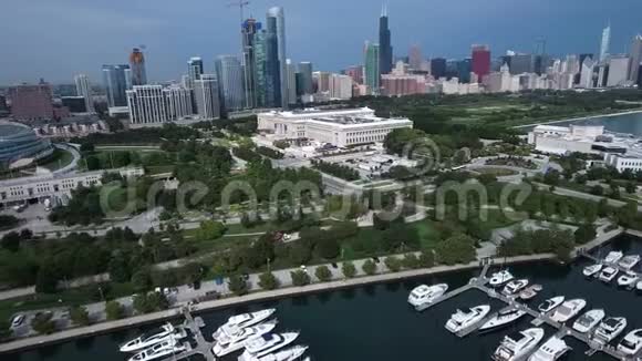 伊利诺伊州芝加哥密歇根湖的航空海岸线景观视频的预览图