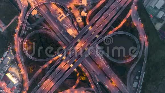 泰国曼谷4路站街交叉口环形交叉路口夜间城市交通超移时间4KUHD水平视频的预览图