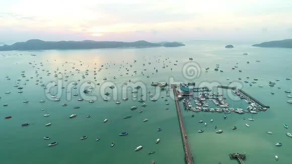 鸟瞰无人机视频拍摄飞越沙龙码头在泰国美丽的日出时间视频的预览图