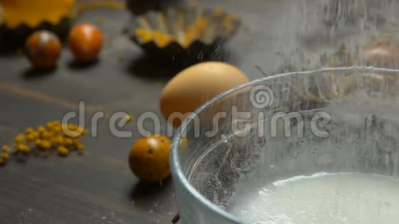 糖粉倒入碗中视频的预览图