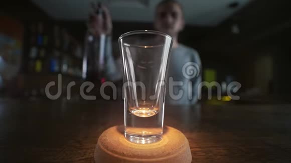 广角马可的视频用慢镜头向玻璃倒红酒在酒吧倒酒酒保工作4k视频的预览图