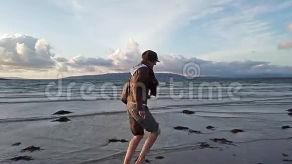 日落时分女士沿着海滩奔跑视频的预览图