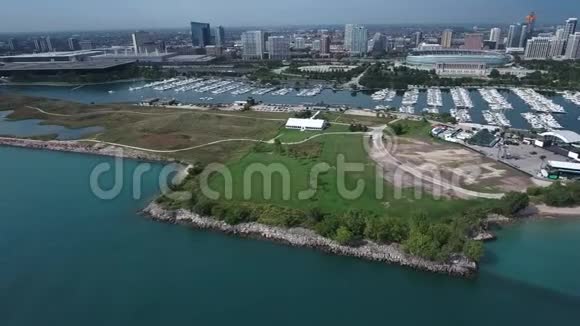 伊利诺伊州芝加哥密歇根湖的航空海岸线景观视频的预览图