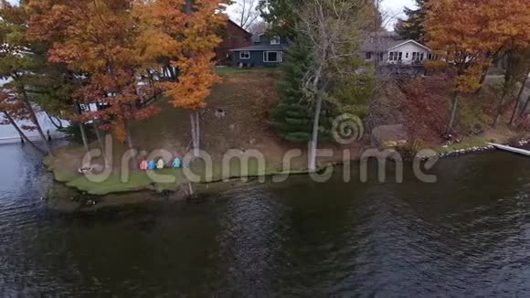 深秋湖畔海滨房屋的鸟瞰图视频的预览图