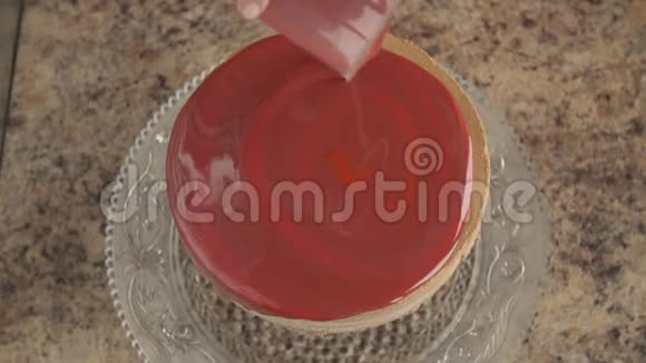 在蛋糕上涂上红色的糖霜视频的预览图