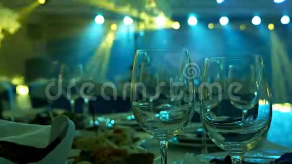 空杯的酒和水在节日的餐桌上在一家餐馆一家夜总会的菜肴与食物表1装修视频的预览图