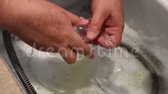 男性手清洁洗手池内CPAP面罩视频的预览图