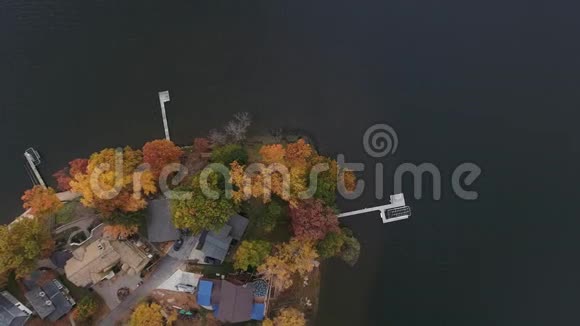 深秋湖畔海滨房屋的鸟瞰图视频的预览图