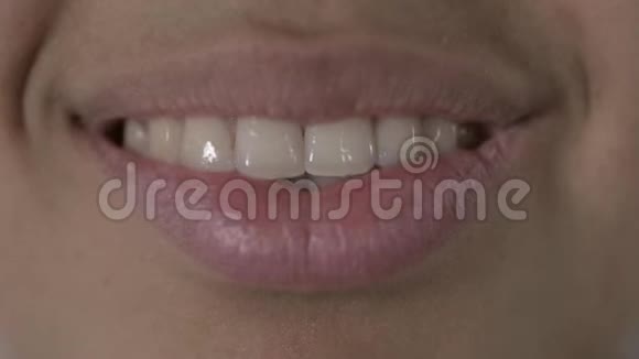 拉近非裔美国妇女的牙齿和微笑视频的预览图