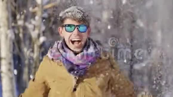迷人的年轻人在镜头前扔雪冬天的心情冬季体育假日圣诞节生活方式概念视频的预览图