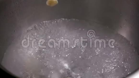 细碎的大蒜落入沸水中视频的预览图