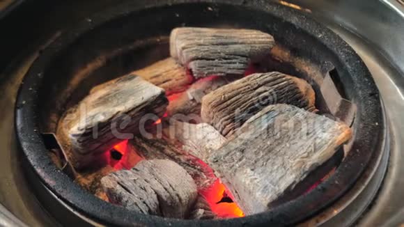 烧烤炉里的煤块近距离观看一块发光的木炭视频的预览图