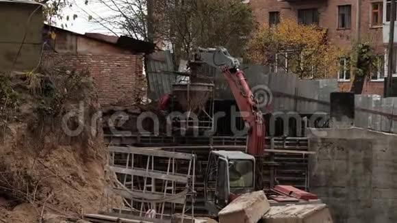 在大城市里用鸟眼建筑工地与无人机视频拍摄新住宅大厦的新房视频的预览图