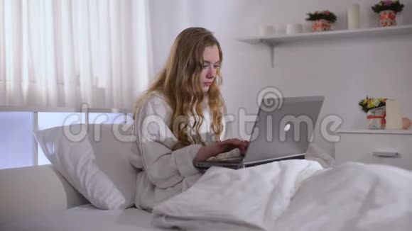 担心的女孩在床上工作直到早上自由职业的最后期限视频的预览图