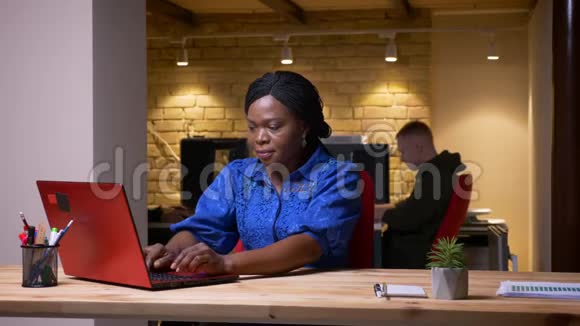 美国黑人女商人使用笔记本电脑的特写镜头并在办公室庆祝成功视频的预览图