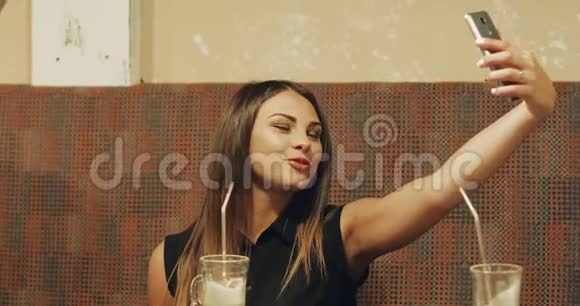 一个年轻女孩在酒吧自拍视频的预览图