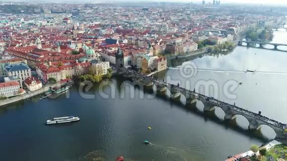 从上面看到布拉格的城市景观布拉格城堡伏尔塔瓦河查尔斯桥的全景视频的预览图