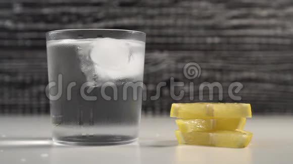 一管水和冰放在一个黑白背景的蒸杯里视频的预览图