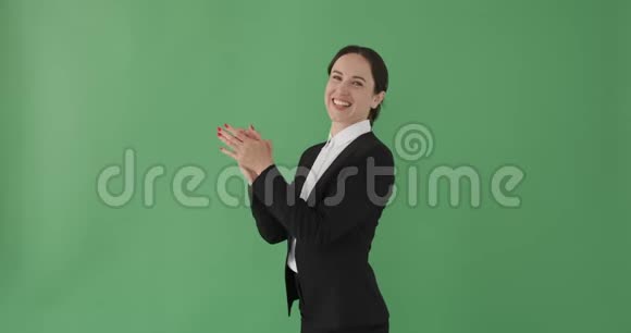 快乐的女商人拍着绿色的手视频的预览图