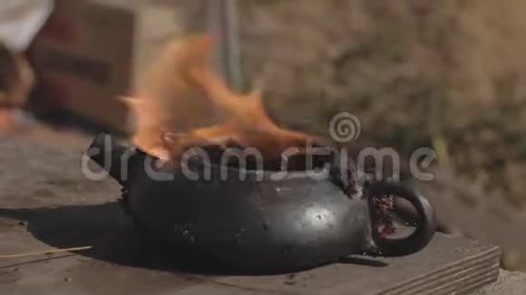 宜兴陶罐为茶叶在火焰中烤熟后放在火里手工陶土茶壶用于茶道4k录像5994fps视频的预览图