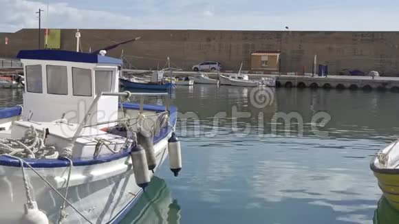 渔船停泊在西班牙阿姆特拉港视频的预览图