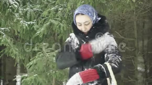 冬天森林里的女孩在雪地里洗衣服视频的预览图