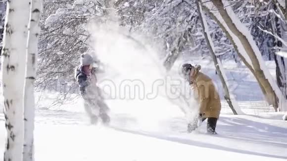 快乐浪漫的情侣在阳光明媚的冬日玩雪冬季体育假日关系爱情圣诞节视频的预览图