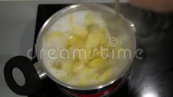 把煮好的土豆放入锅中搅拌视频的预览图