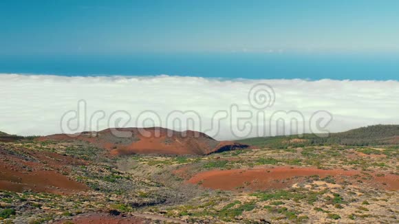 在加那利群岛经过艰难的徒步到达泰德火山顶部后云层上方艰难的一天徒步到火山峰的顶端视频的预览图