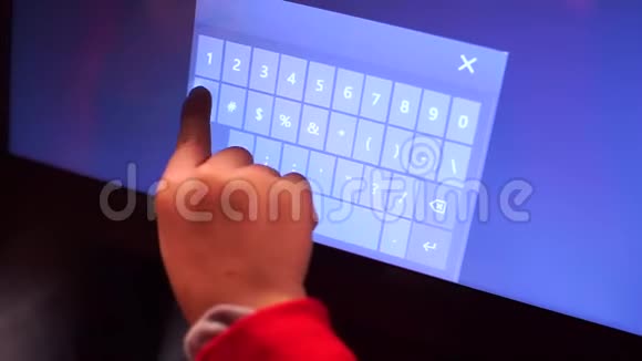 儿童在电脑显示器上使用数字键盘视频的预览图