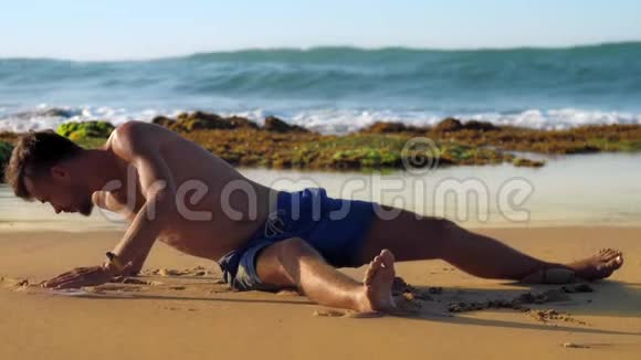 赤脚肌肉男在沙滩上对抗海洋锻炼视频的预览图
