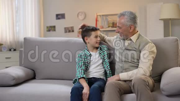 年龄大的男孩子和青春期前的男孩子微笑着看着镜头晚孩子统计视频的预览图