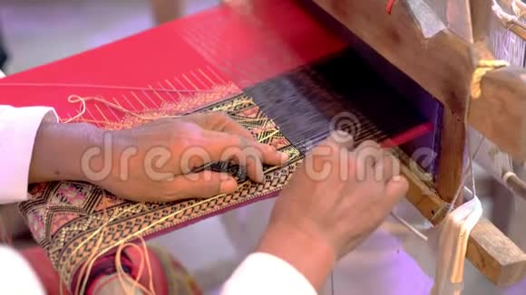 泰国传统泰国面料木制编织线机女工视频的预览图