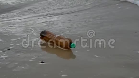 漂浮在海浪上的塑料瓶视频的预览图