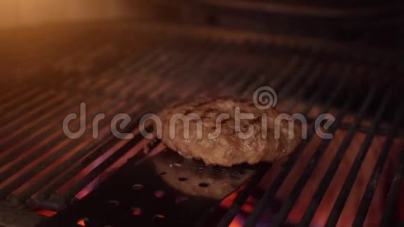 在火上煮汉堡牛排视频的预览图