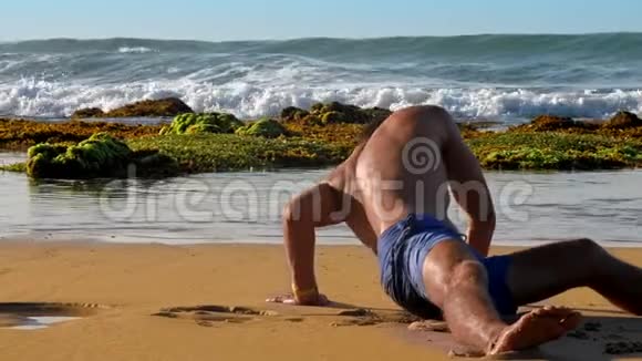 黄湿沙赤足肌肉体操视频的预览图