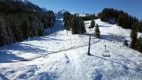 瑞士火焰杯滑雪场的椅子升降视频的预览图