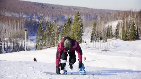 男子锁定了站在雪坡上的滑雪板冬季体育假日圣诞节生活方式概念视频的预览图