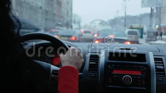 城市驾驶在汽车时间推移在交通高峰期开车的女人视频的预览图
