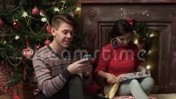 快乐的混血夫妇在家收拾礼物关系家庭圣诞节新年节日自负视频的预览图