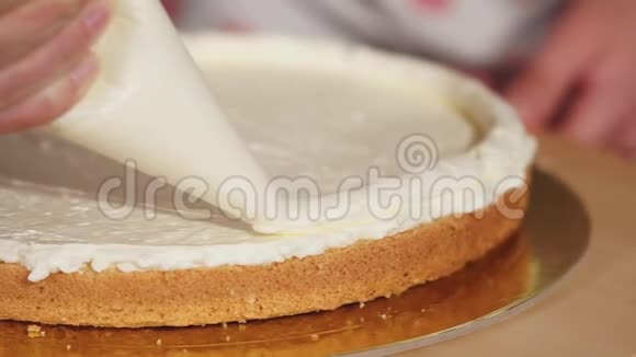 女人在蛋糕上画奶油视频的预览图