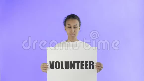 美国黑人女活动家带着志愿者海报出现在紫罗兰的背景上视频的预览图