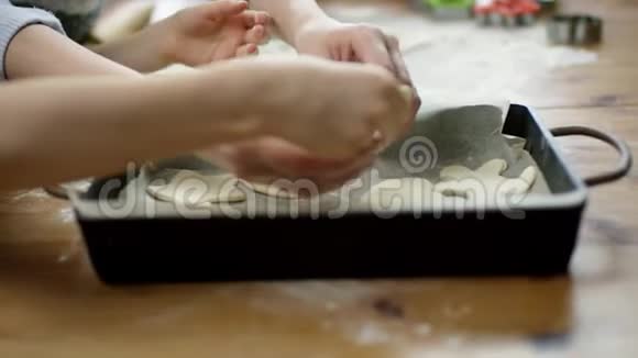 烤盘与一张布夹在一起视频的预览图
