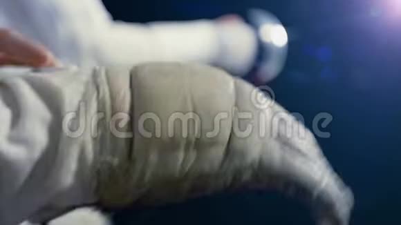 体育女孩击剑运动员在击剑厅戴上Epee手套视频的预览图