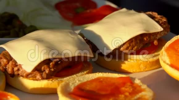 面包放在白色盘子上的汉堡包上视频的预览图