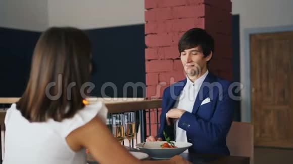 爱的男人正在和他的女朋友聊天然后给她订婚戒指亲吻她的手女孩对婚姻很视频的预览图