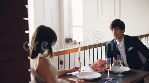 愤怒的年轻人正在和他沮丧的女朋友在漂亮的餐厅浪漫约会他在说话视频的预览图