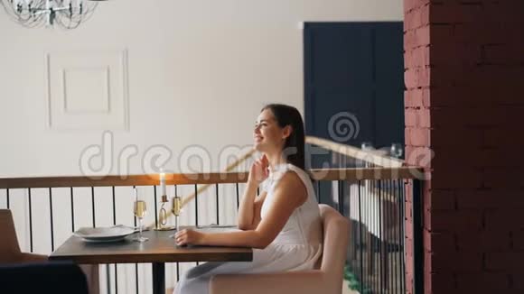 有魅力的女孩在餐馆里等男朋友然后拿着花亲吻男人一边说话视频的预览图